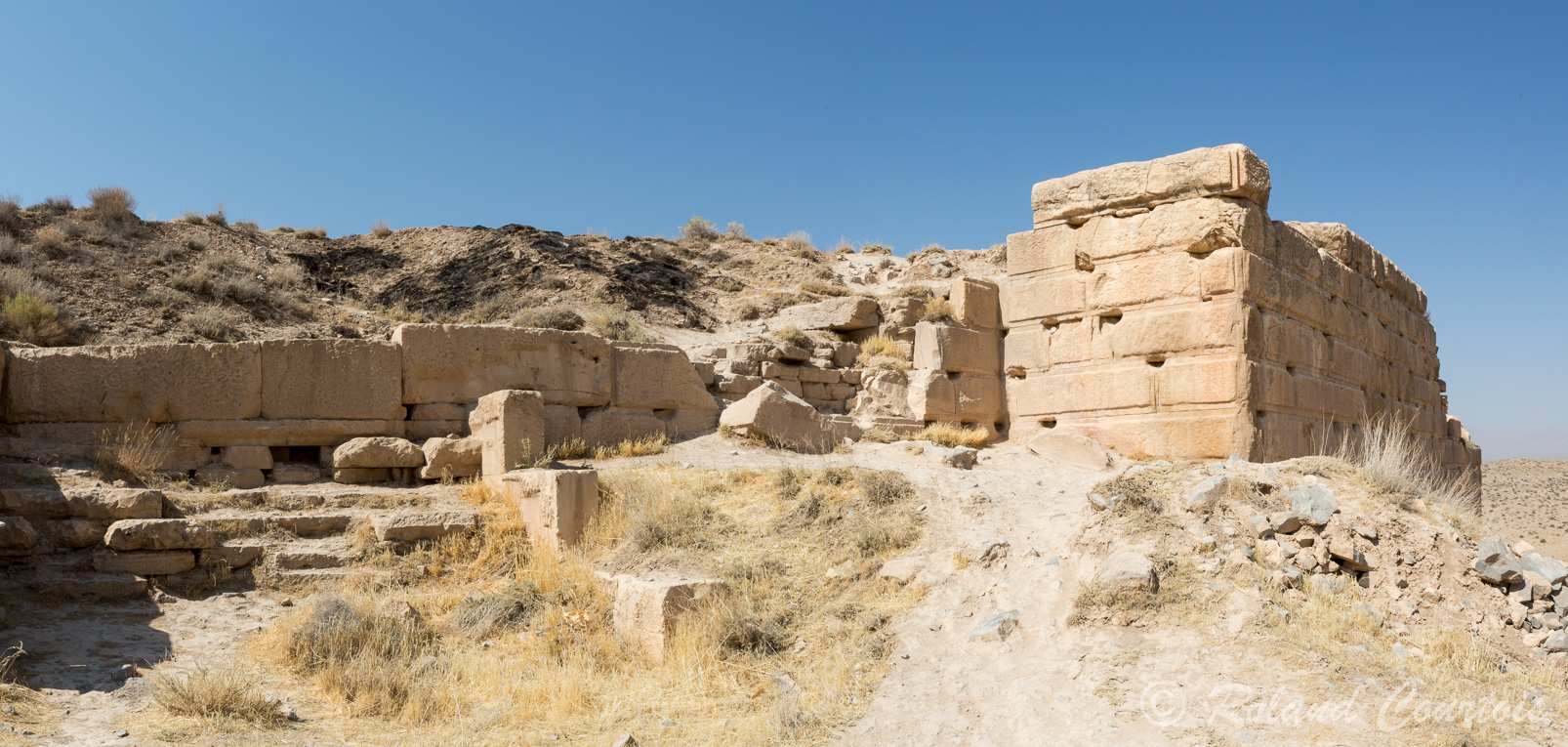Pasargades. " le clan des Perses ", fut la capitale des deux premiers grands rois achéménides. 
Vestiges imposants d'une terrasse, dite " le trône de la mère de Salomon ".