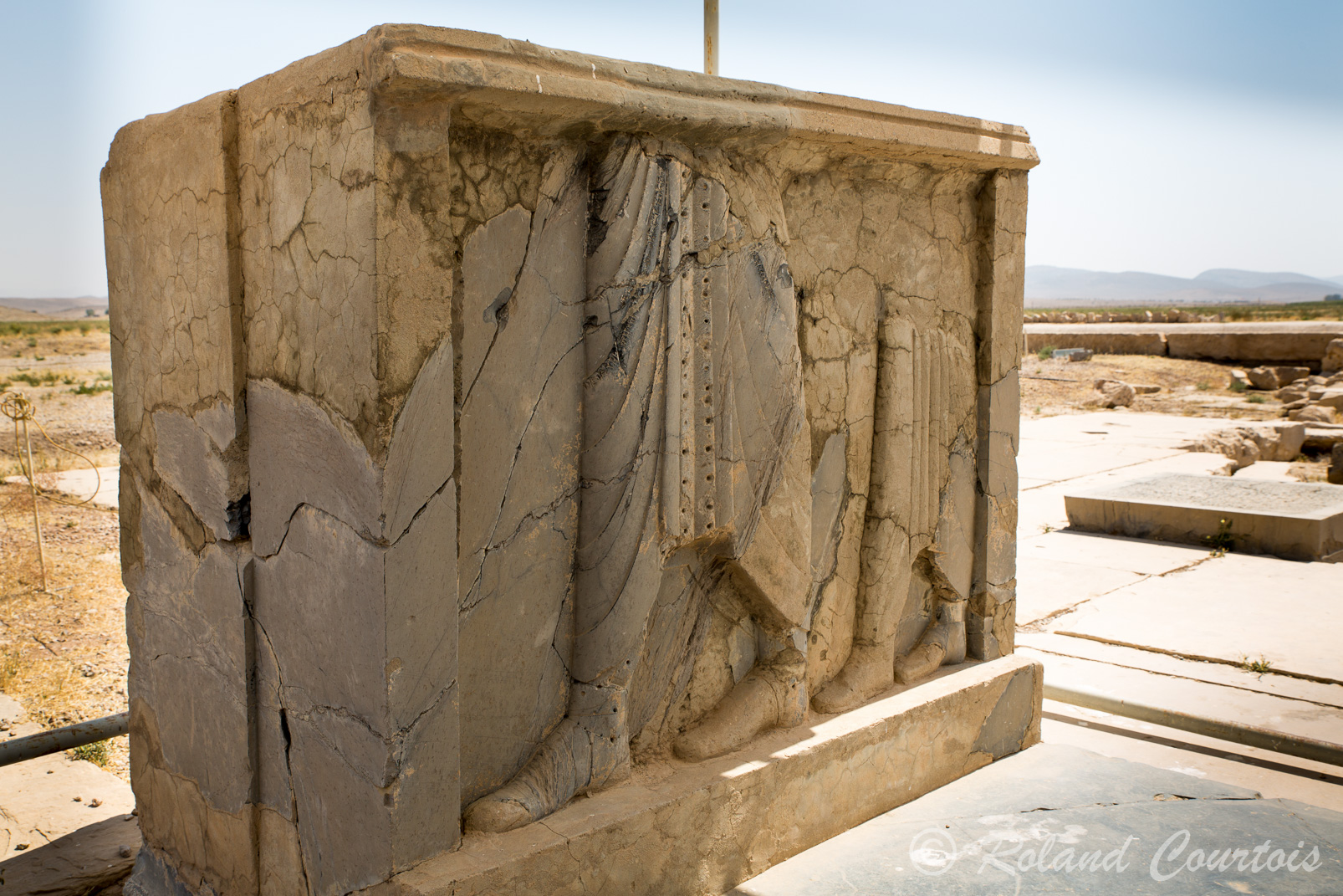 Pasargades. Pieds de Cyrus, sur l’un des plis de sa robe une inscription cunéiforme.