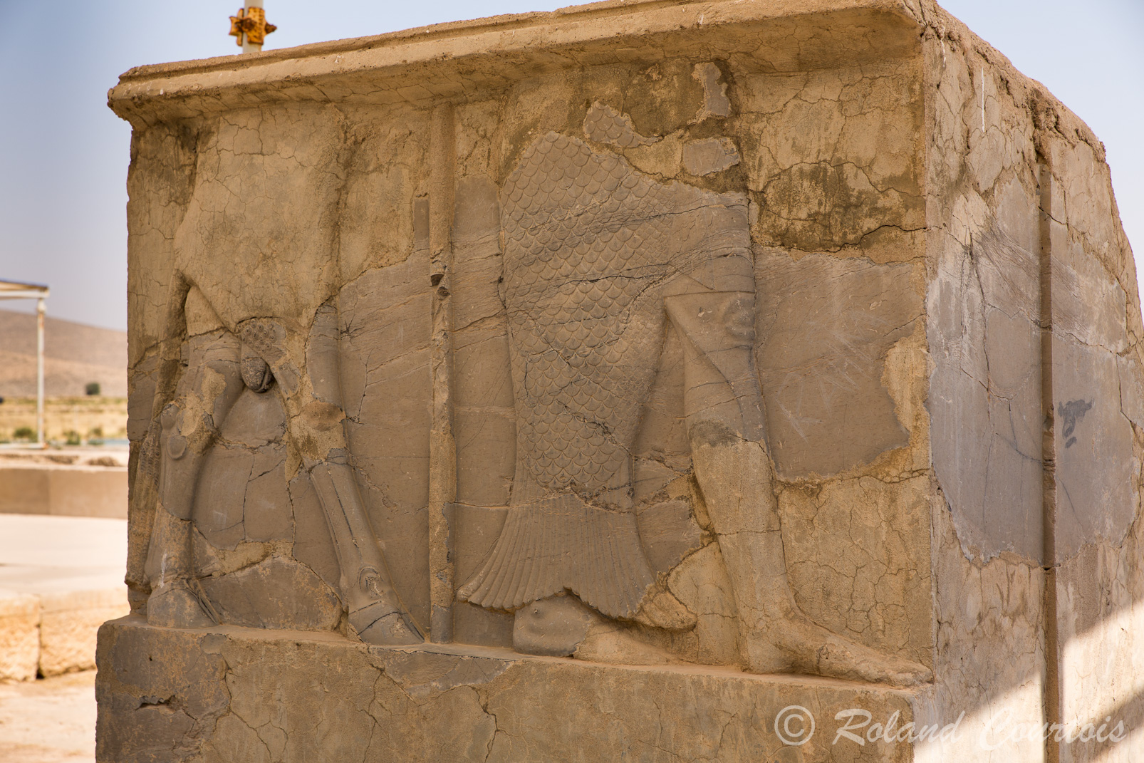 Pasargades. Palais d'audience. Des bas-reliefs, de style assyrien et fortement symboliques ornaient les entrées. Ici un génie-poisson et des pieds d'homme, ce serait le dieu Ea, dieu des eaux douces..
