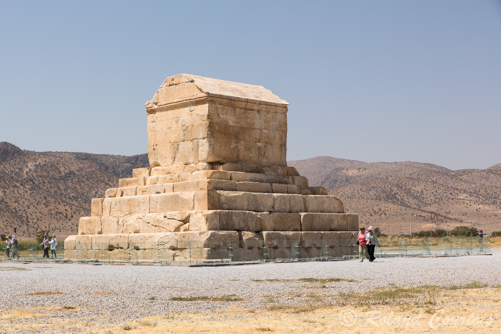 Pasargades. Tombeau de Cyrus le Grand. 
Deux parties : pyramide à 6 degrés et sarcophage en pierre, avec un toit à faîte.