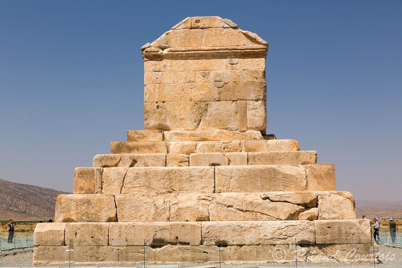 Pasargades. Tombeau de Cyrus le Grand. 
Deux parties : pyramide à 6 degrés et sarcophage en pierre, avec un toit à faîte.
