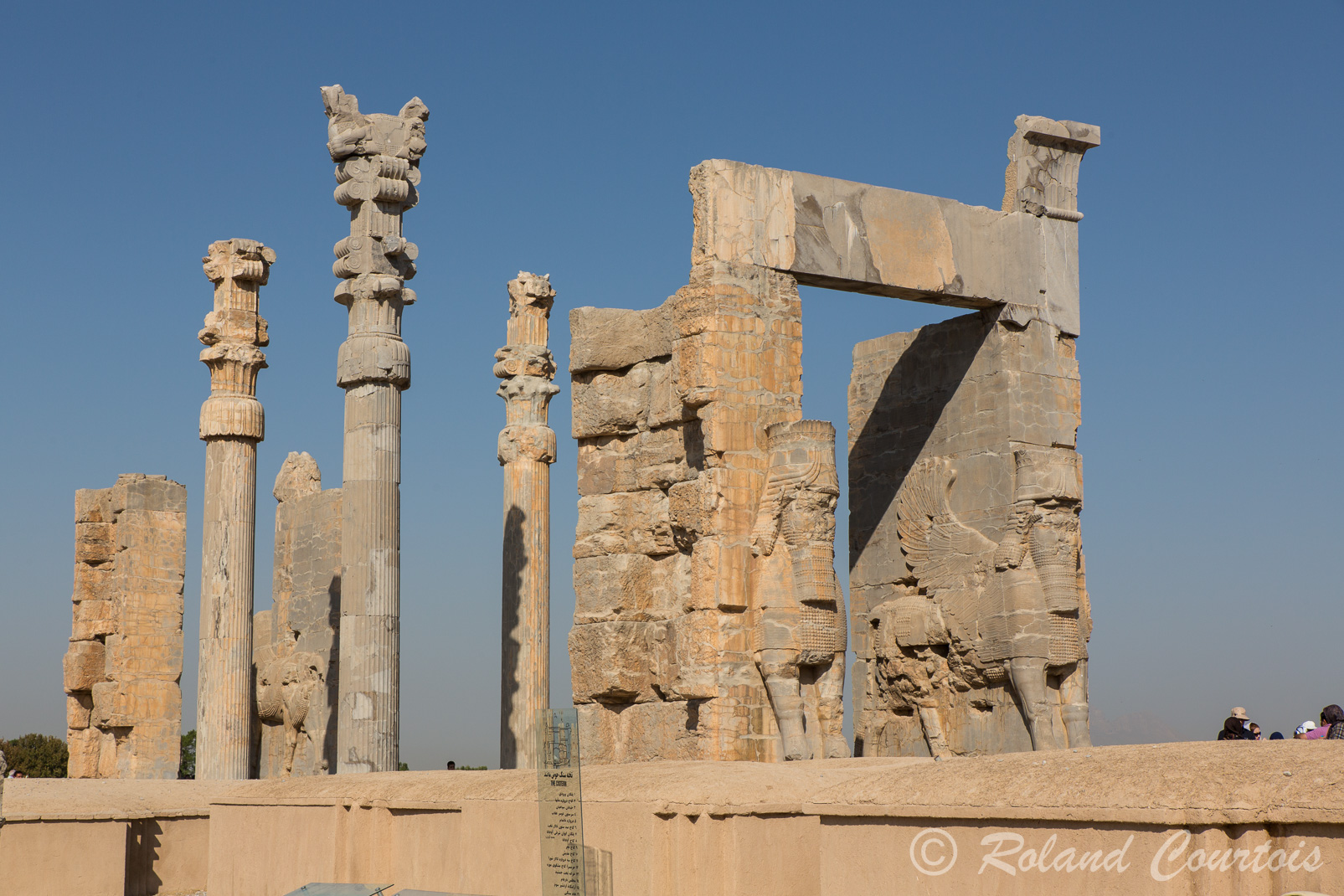 Persepolis, Porte des Nations : Protomés en forme de taureaux gardiens ailés à têtes humaines, symbolisant la garde vigilante.