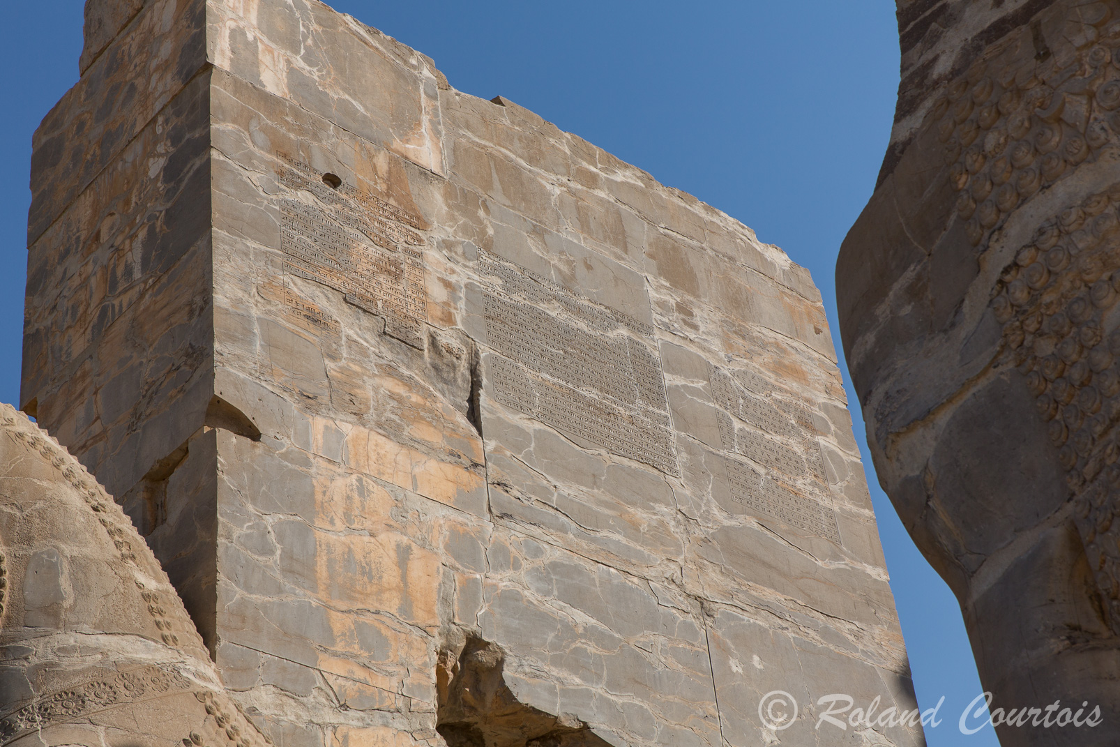 Persepolis, Porte des Nations :  Une inscription cunéiforme trilingue de Xerxès sur les parois intérieures du portique : 
«  Le Grand Dieu est Ahura Mazda, qui créa la terre, qui créa le ciel, qui créa les hommes, qui créa le bonheur des hommes, qui fit Xerxès roi ; un, roi de beaucoup,….. »