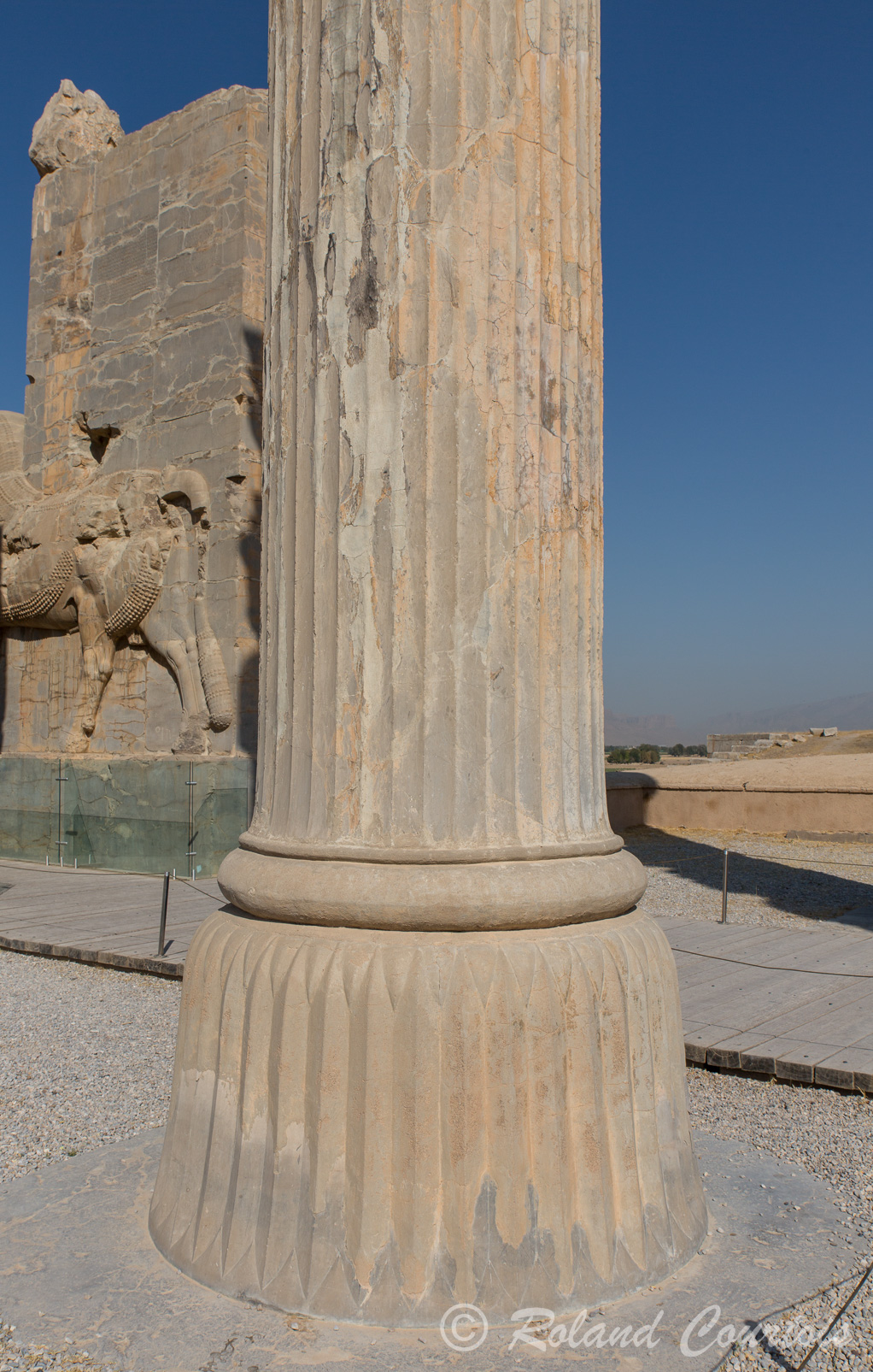 Persepolis, Porte des Nations : Base de colonne achéménide.