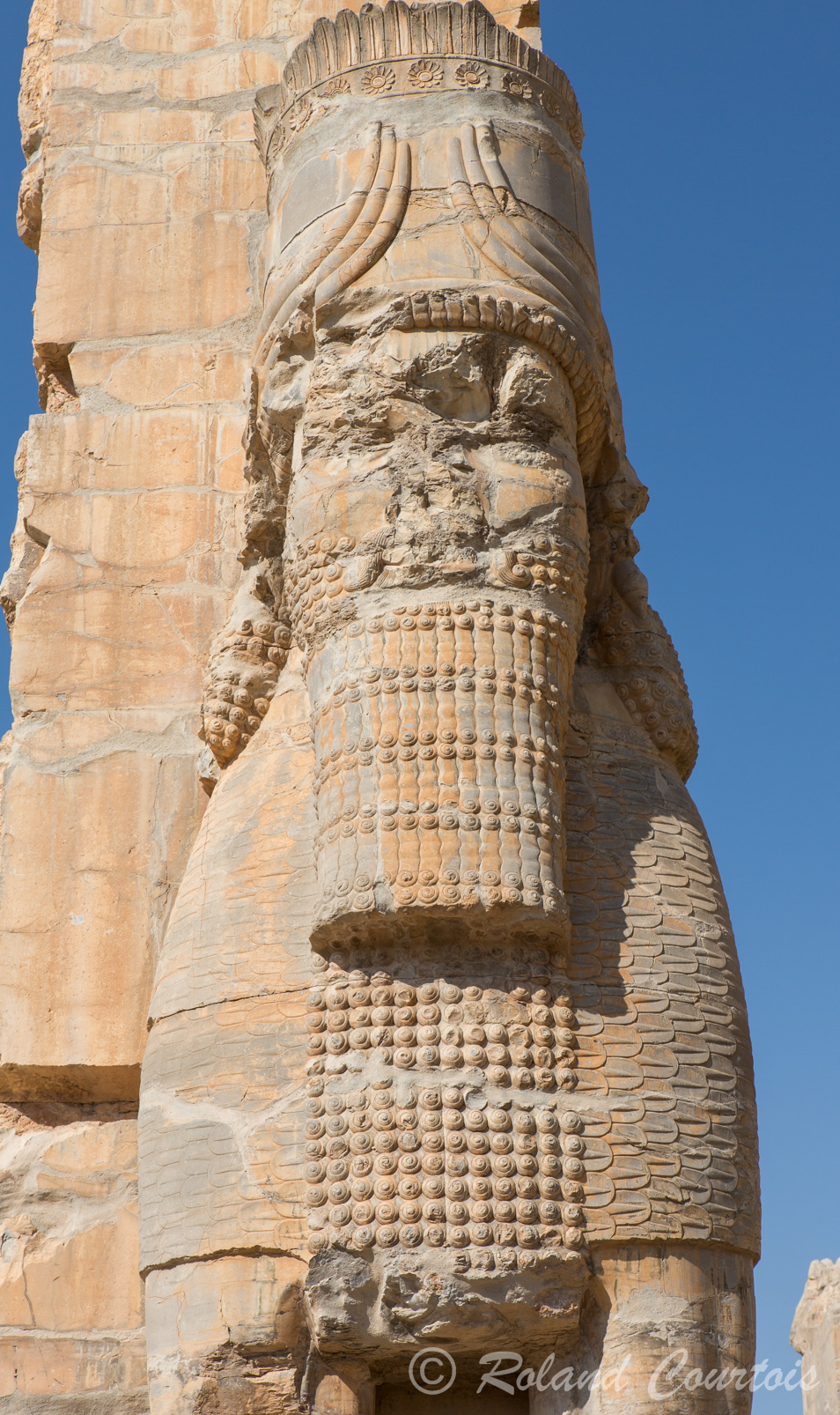 Persepolis, Porte des Nations : Protomés en forme de taureaux gardiens ailés à têtes humaines, symbolisant la garde vigilante.