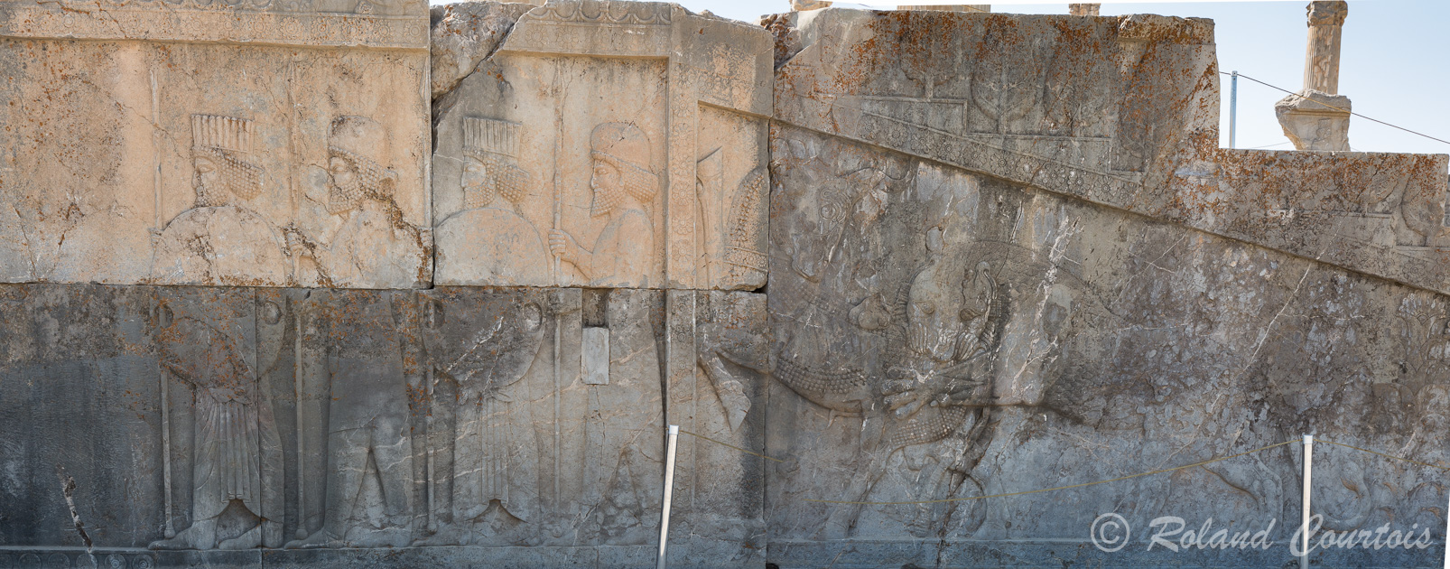 Persepolis : Deux escaliers monumentaux permettent d’accéder à l’Apadana. L’escalier oriental, très bien conservé, illustre l’une des cérémonies qui se déroulaient lors des fêtes de Nouvel An : grande procession des diverses nations vassales devant le souverain et la présentation de leurs tributs.