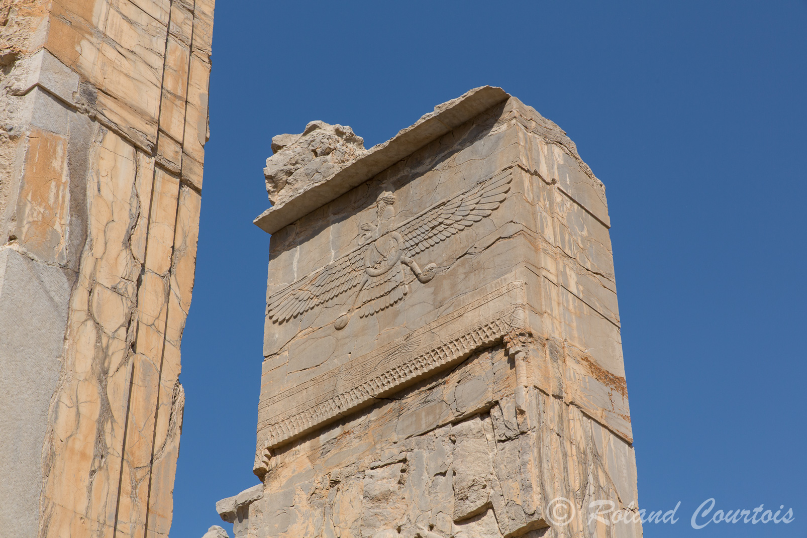 Persepolis: Palais de Xerxès, ce disque ailé serait une représentation de Ahura Mazda, divinité principale des Perses.