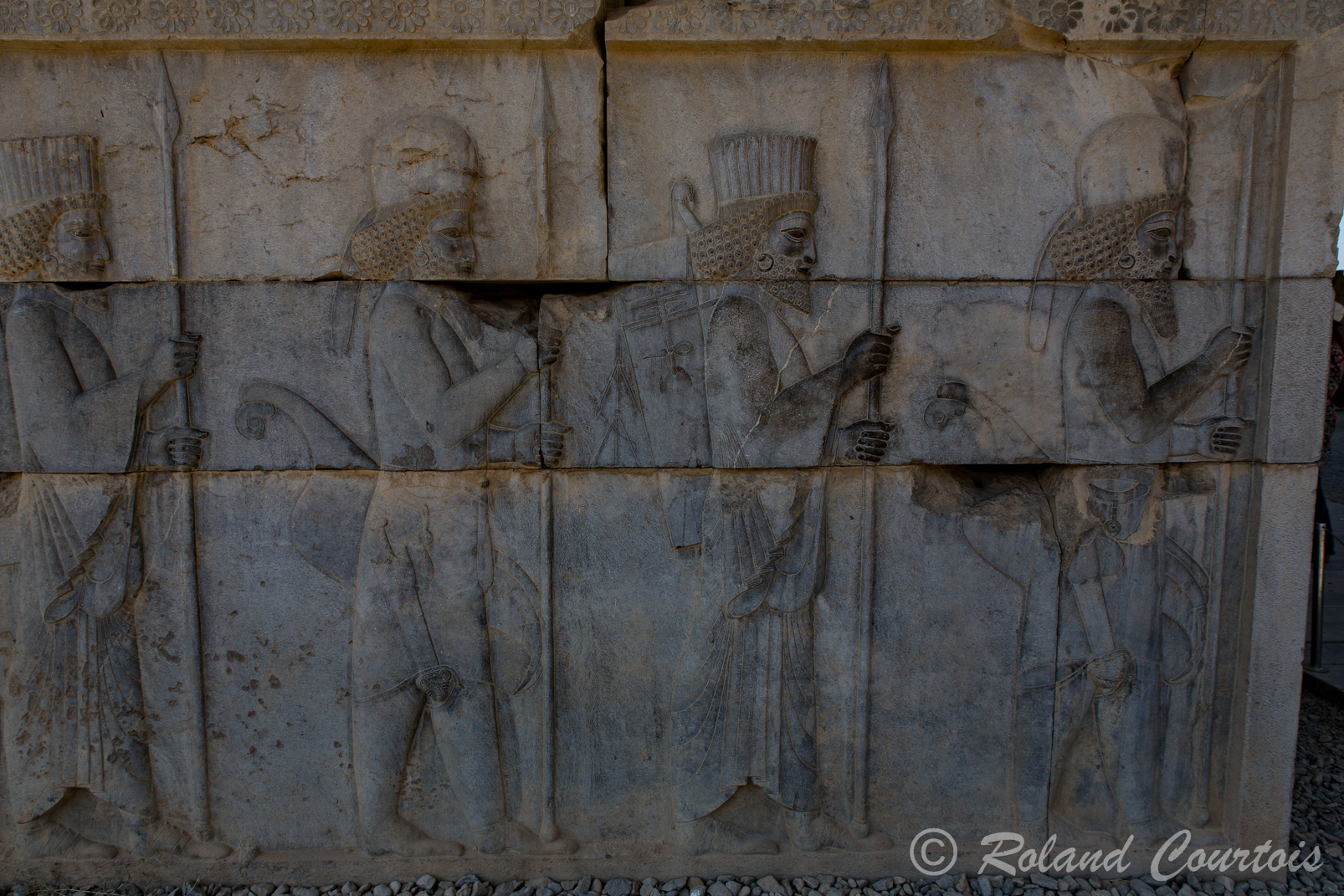 Persepolis :  Frise des Tributaires. Des lanciers Médes, chapeau rond, et Perses, chapeau plat, protègent l’accès à l’Apadana.