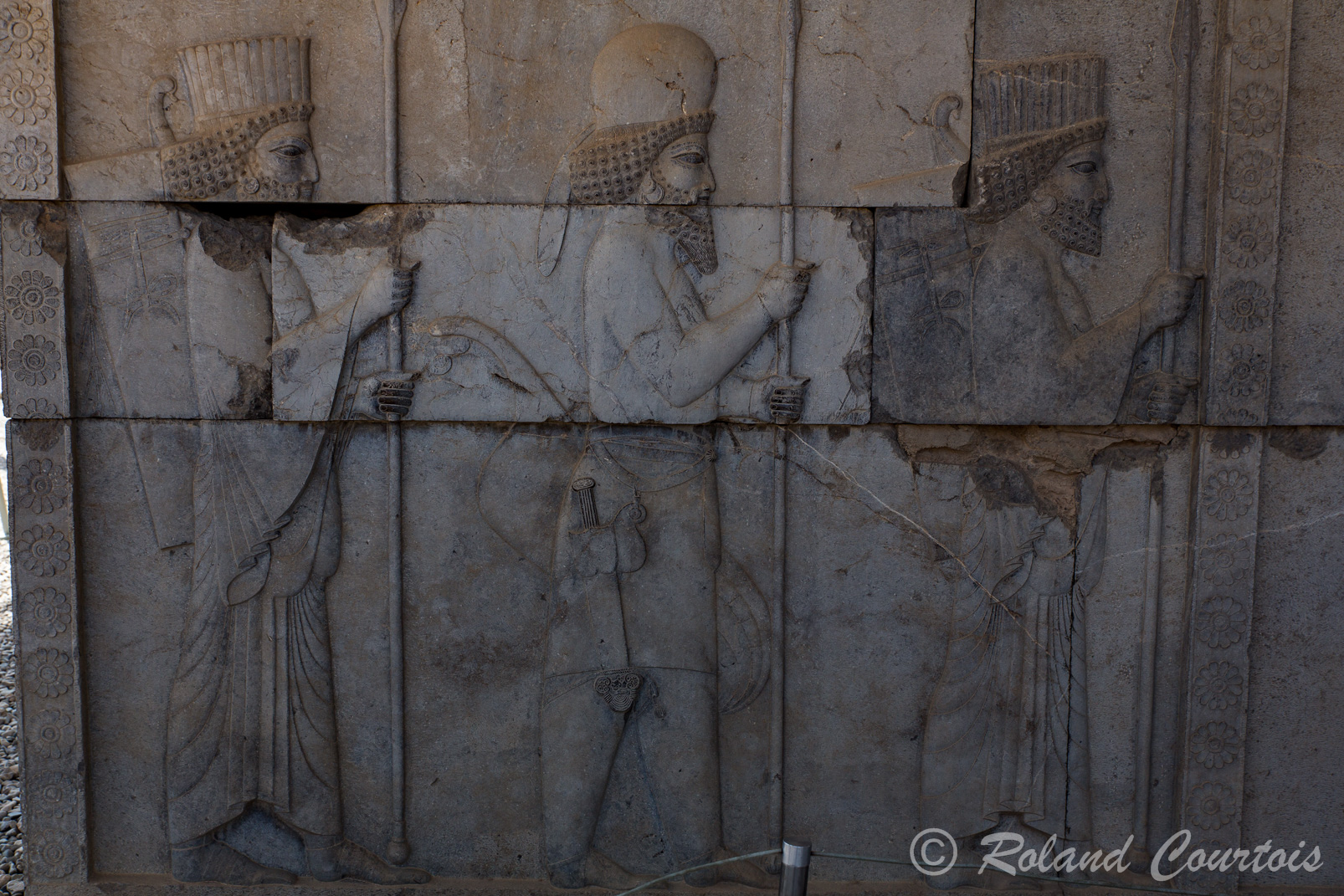 Persepolis :  Frise des Tributaires, Des lanciers Médes, chapeau rond, et Perses, chapeau plat, protègent l’accès à l’Apadana.