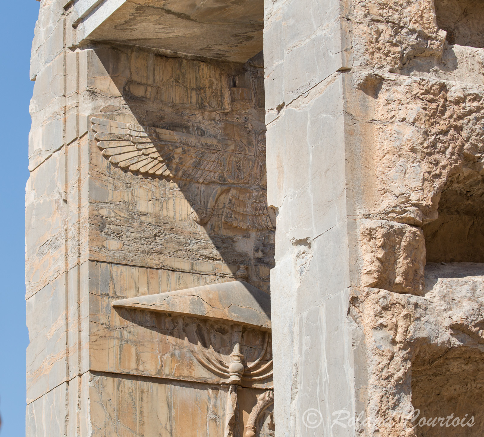 Persepolis : Palais de Xerxès, ce disque ailé serait une représentation de Ahura Mazda, divinité principale des Perses.