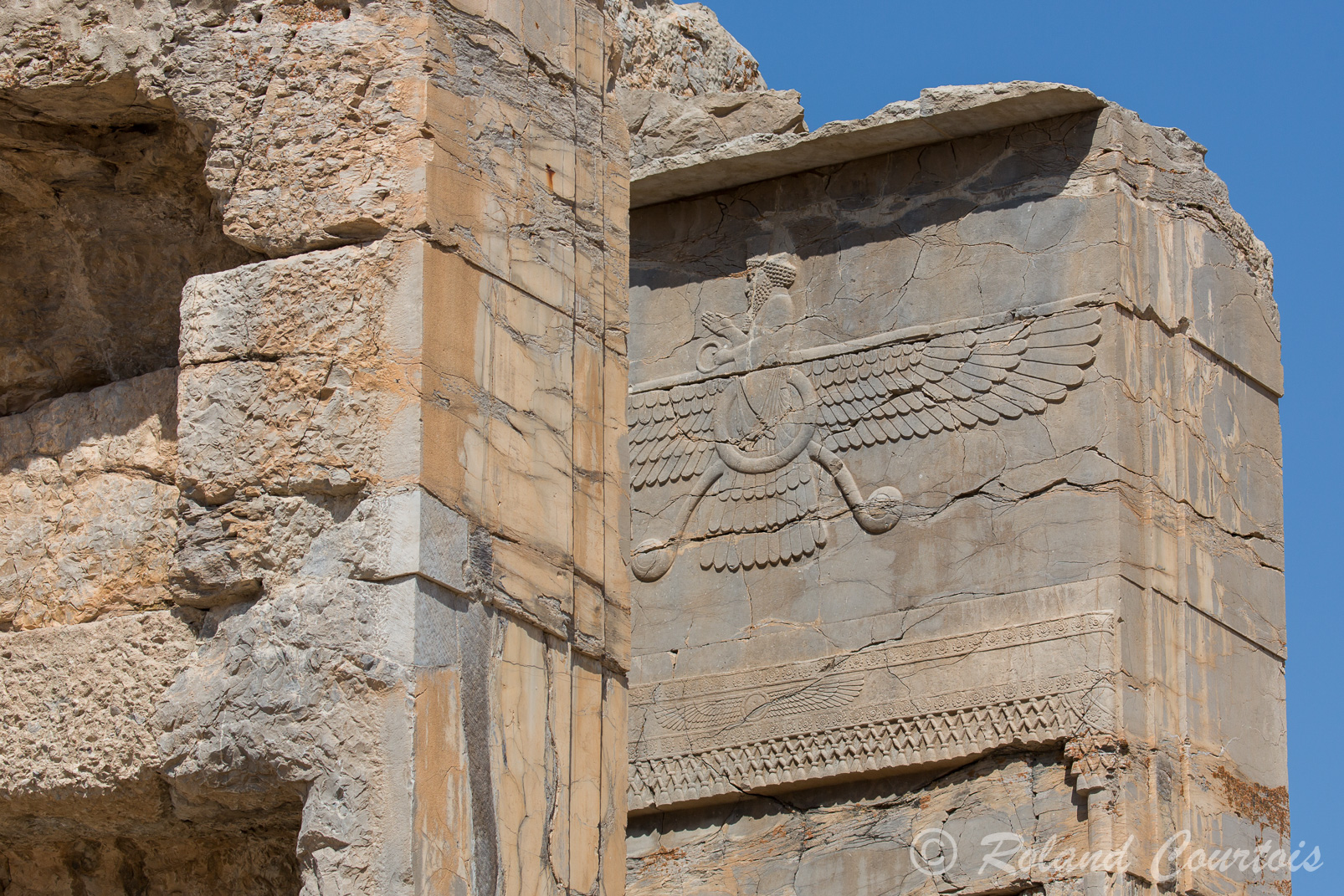 Persepolis : Palais de Xerxès, ce disque ailé serait une représentation de Ahura Mazda, divinité principale des Perses.