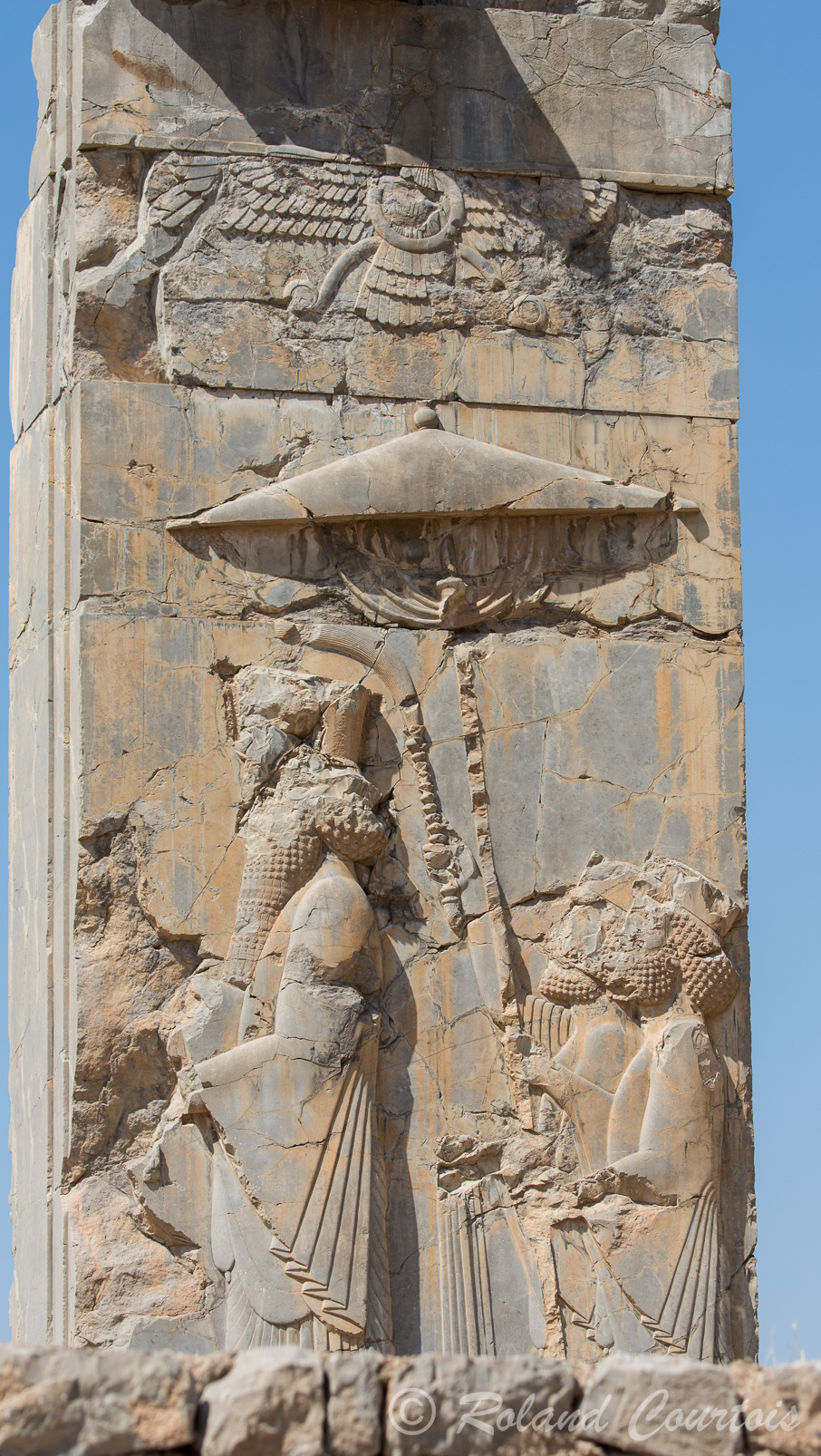 Persepolis : Palais aux Trois Portiques : Artaxerxès suivi de ses servants quitte la salle.