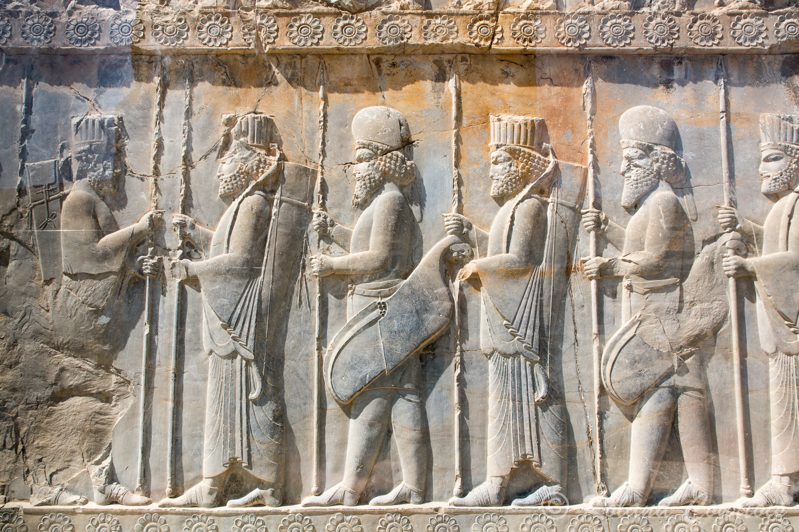 Persepolis : Palais aux Trois Portiques : Les émissaires des pays vassaux sont représentés entrant dans la salle.