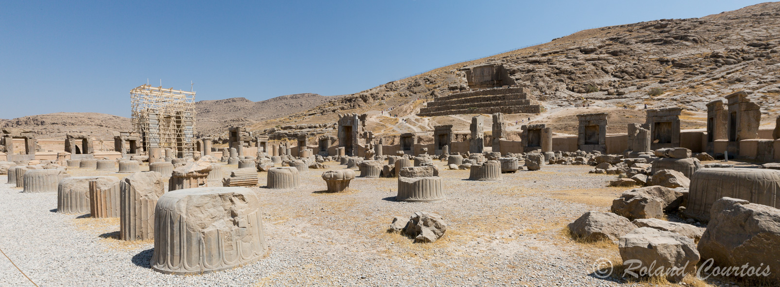Persepolis : La salle aux Cent Colonnes ou salle du Trône, édifiée par Xerxès : Il est probable qu’une importante cérémonie s’y déroulait .