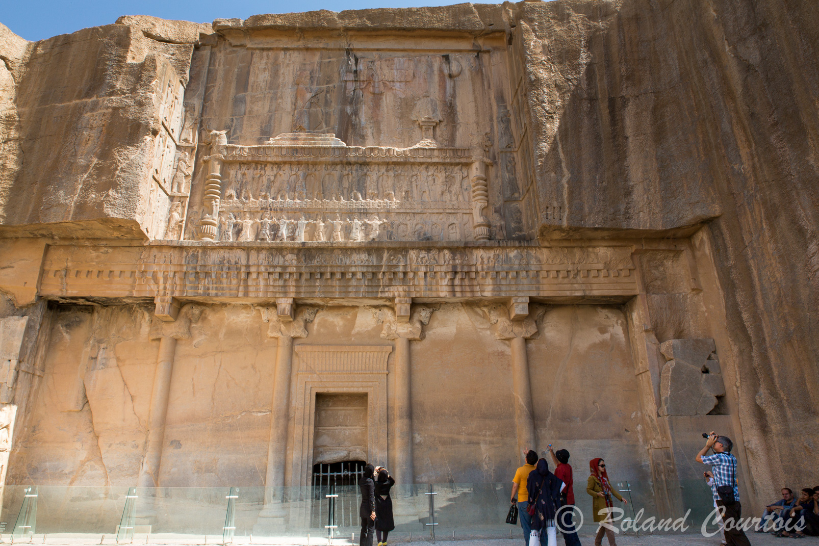 Persepolis : Les tombeaux d'Artaxerxès II et d'Artaxerxès III , creusés dans la montagne, surplombent le site d'une manière grandiose.  Ils sont décorés de bas-reliefs montrant le roi soutenu par les 28 nations vaincues, devant un autel de feu. Au-dessus de lui sont représentés le symbole ailé d’Ahura Mazda, la lune et le soleil.