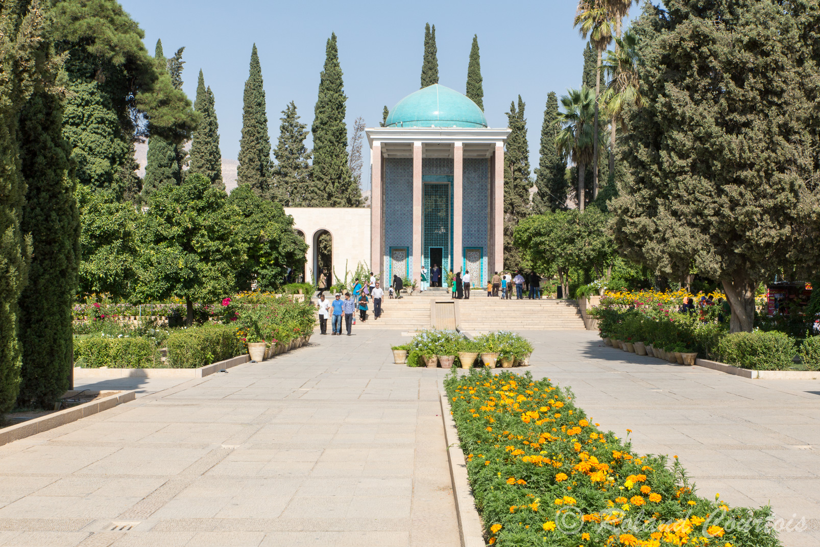 Le mausolée de Saadi dans un agréable jardin, Saadi grand poète du 13ème siècle. Le monument date de 1952, de l’architecte français André Godart.