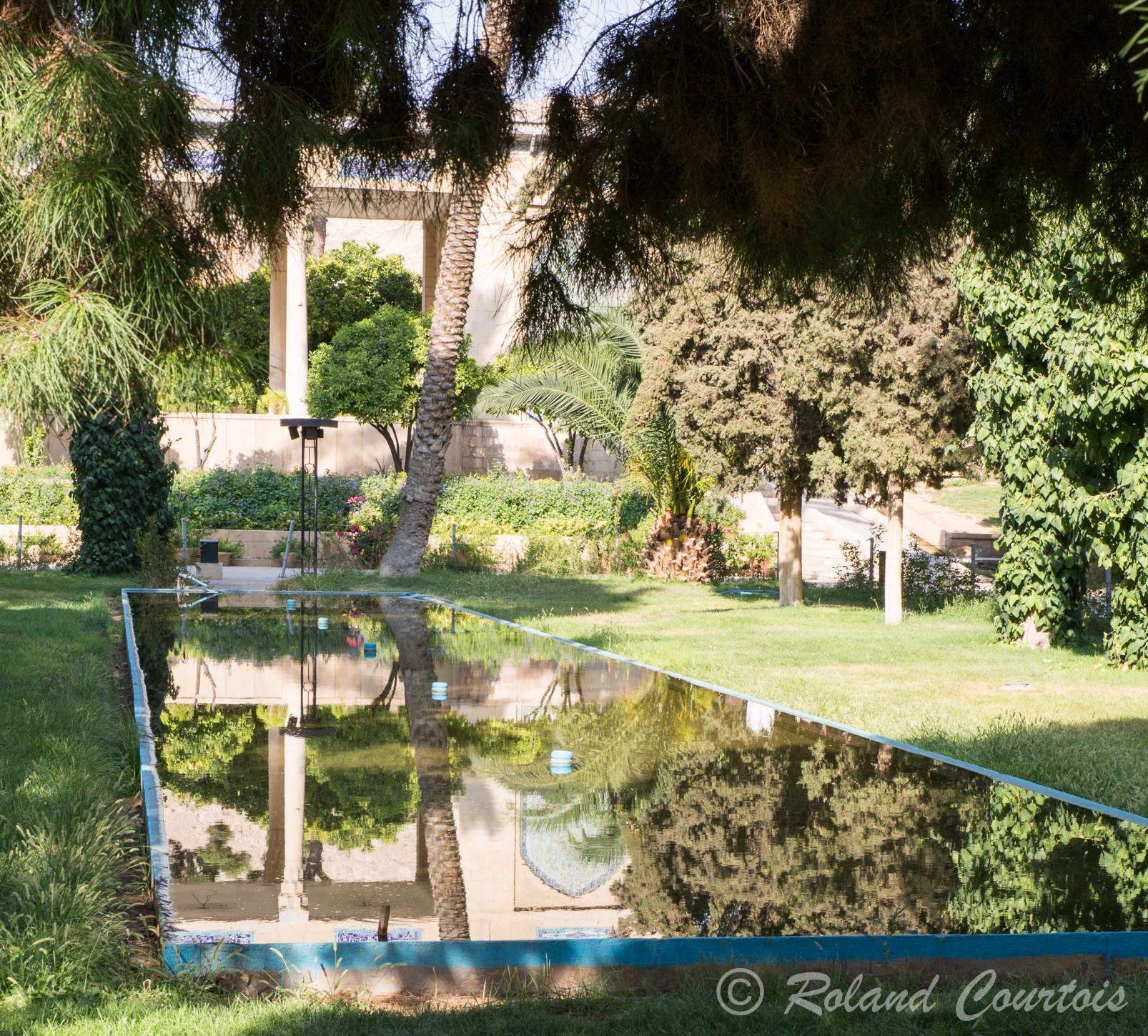 Le tombeau d'Hafez, autre maître de la poésie persane du 13ème siècle, construit par A. Godart en 1935 au centre d’un jardin, Ce mausolée est en forme de petit pavillon ouvert sur les côtés.