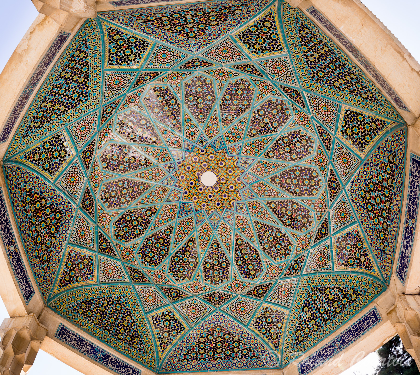 Le tombeau d'Hafez, autre maître de la poésie persane du 13ème siècle, construit par A. Godart en 1935 au centre d’un jardin, Ce mausolée est en forme de petit pavillon ouvert sur les côtés.