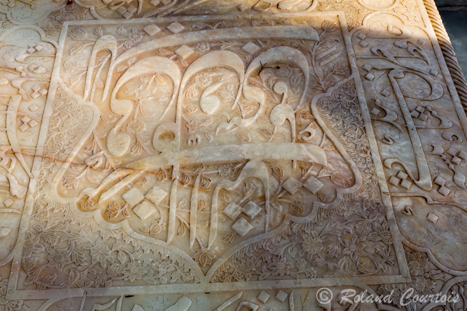 Le tombeau d'Hafez. Sur la pierre tombale sont gravés des vers du poète.