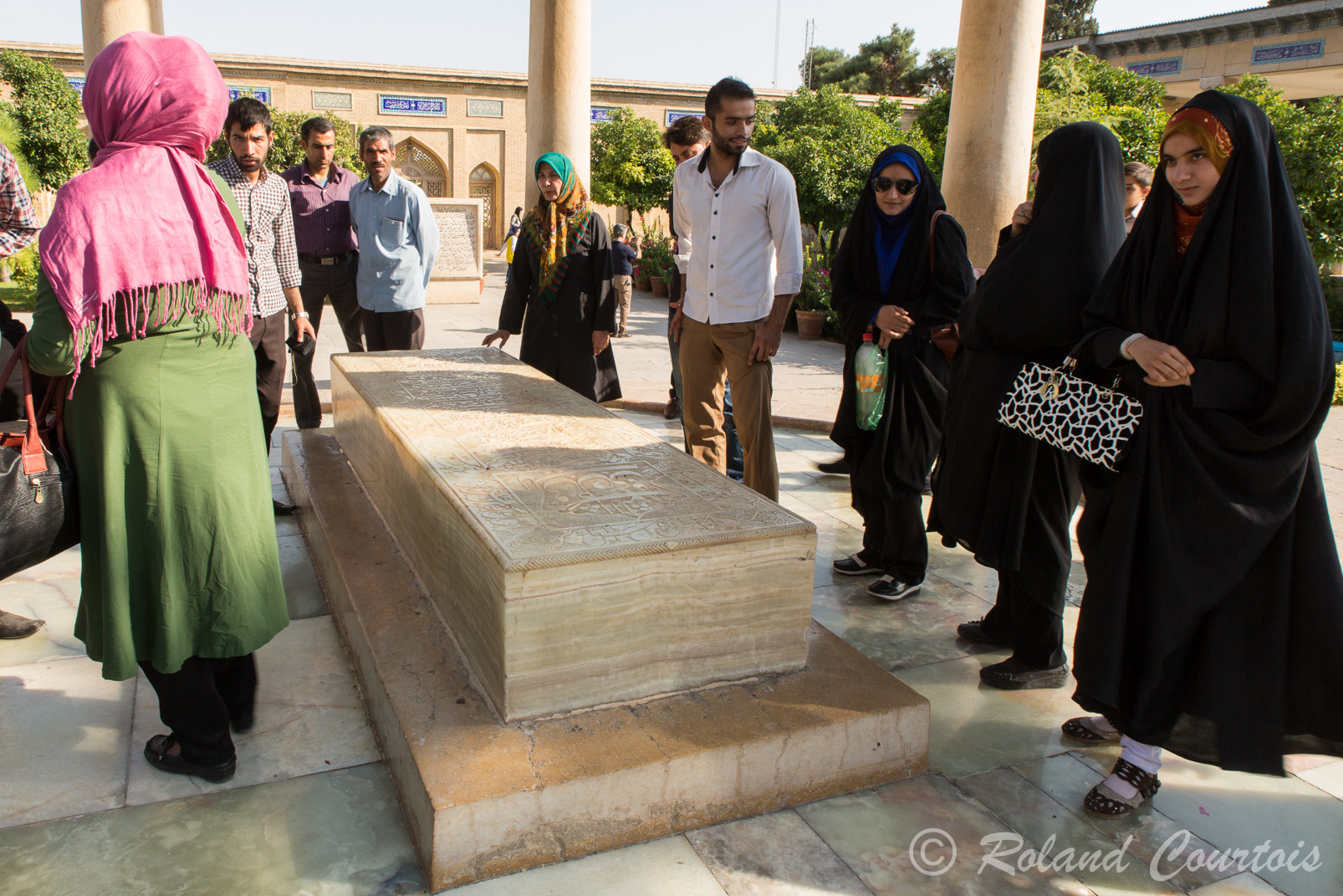 Le tombeau d'Hafez. Sur la pierre tombale sont gravés des vers du poète.