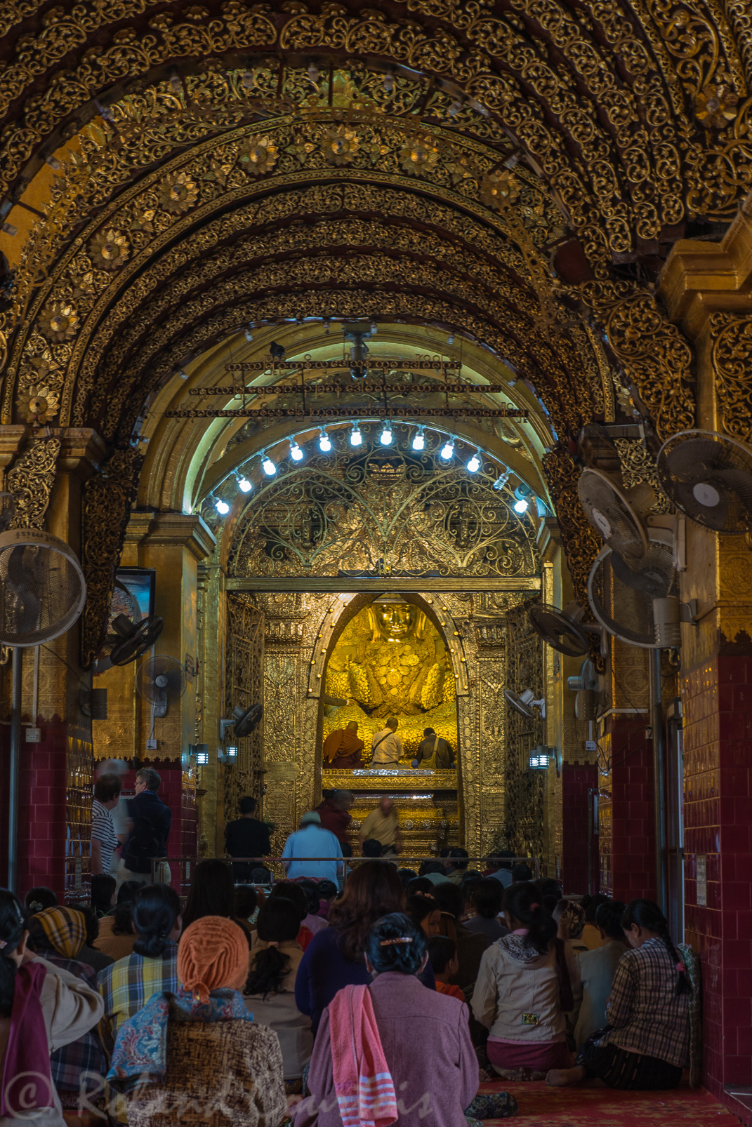 La Pagode Maha Muni protège un grand Bouddha arakanais couvert de feuilles d'or. Seuls les hommes défilent devant ce Bouddha très ancien pour y coller des feuilles d’or.