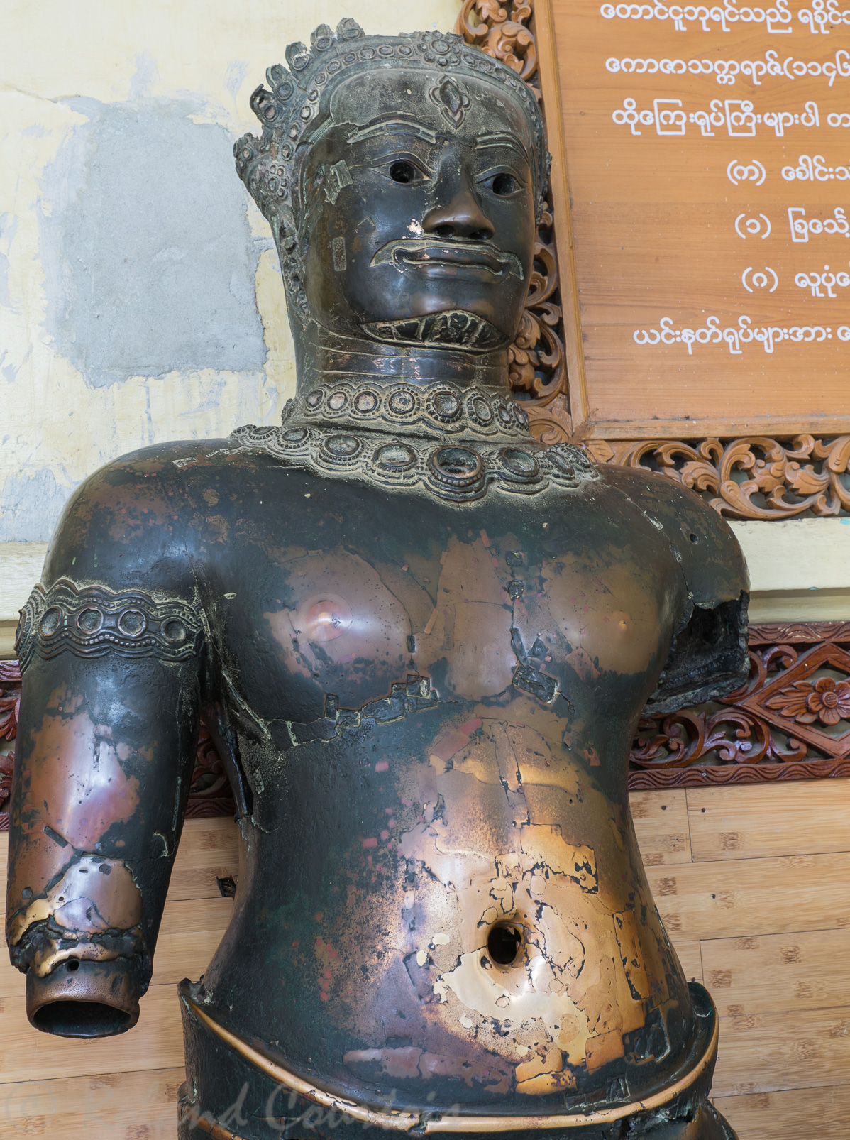 La Pagode Mahamyat Muni renferme six impressionnantes statues khmères en bronze de taille humaine. Elles sont vieilles de 800 ans.