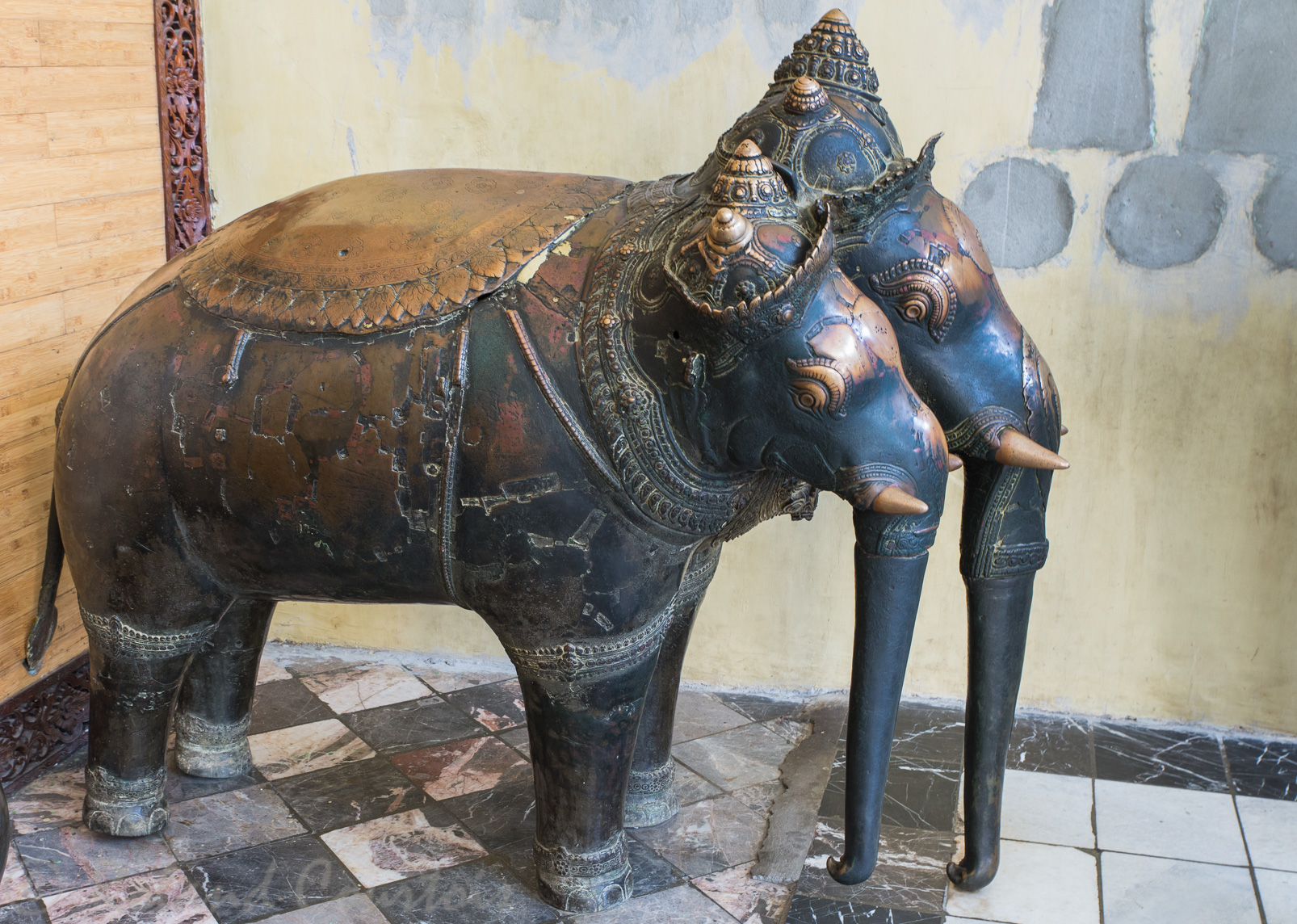 La Pagode Mahamyat Muni: Parmi les statues khmères en bronze la mieux conservée est celle d’Airavata, (monture d’Indra, le roi des dieux) éléphant à trois têtes de 1.5m de haut.