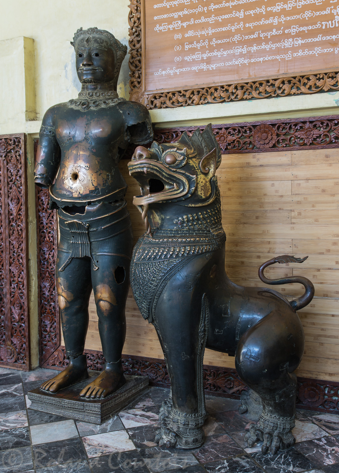 La Pagode Mahamyat Muni renferme six statues khmères en bronze de taille humaine. Elles représentent les gardiens des portes, avec des incrustations d’or et de pierres précieuses.