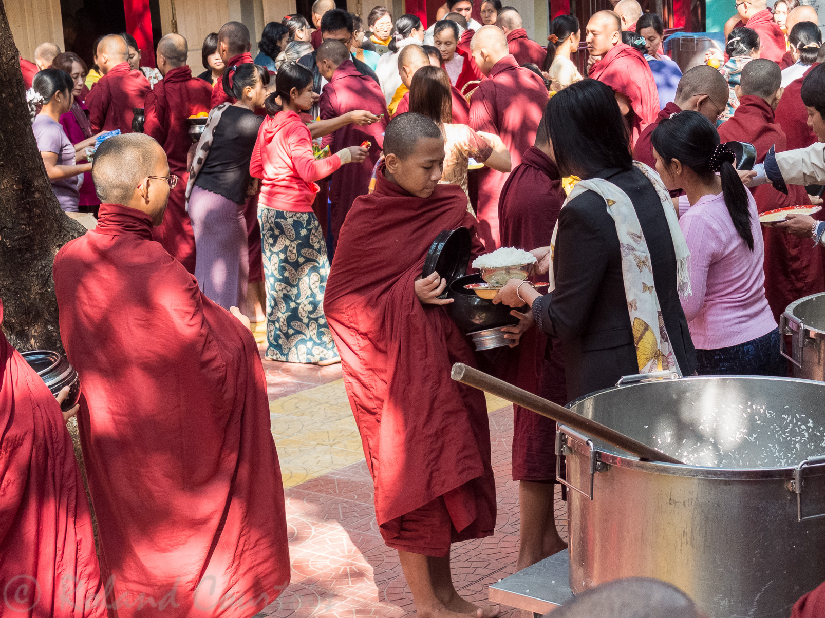 Le monastère Mahaganda-yon  date de 1950. Pendant le jeûne bouddhique environ 1000 moines se rendent en silence vers le réfectoire….