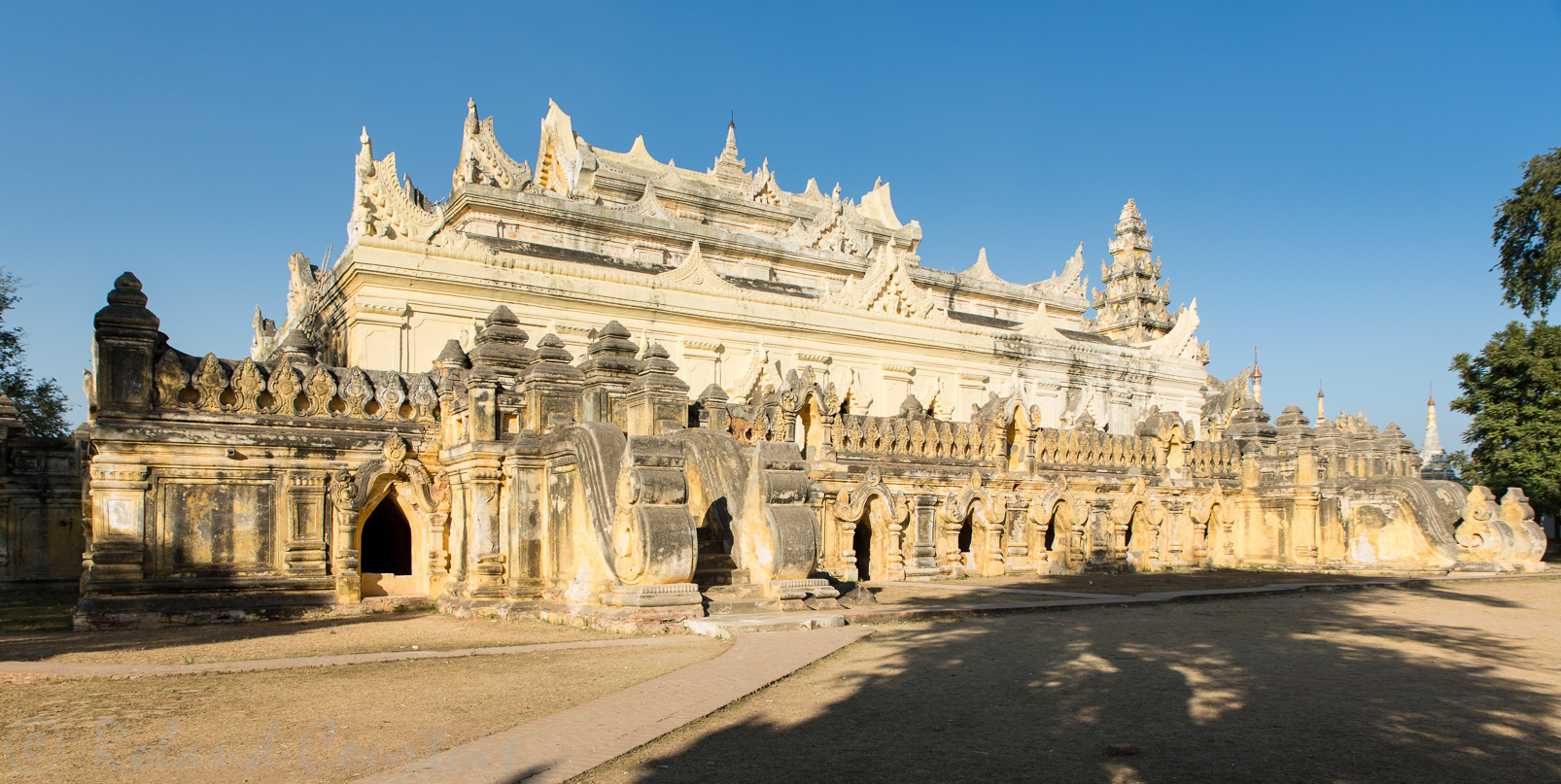 L'imposant monastère en brique de Mahar Aung Mye Bon San a été construit au début du 19ème siècle.