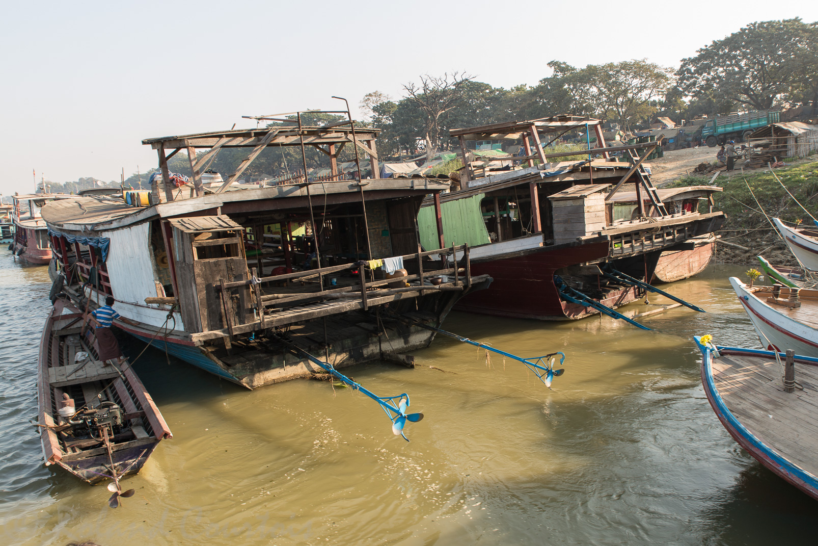 Au port de Mandalay,  un bateau va remonter l'Irrawaddy sur 12 km pour rejoindre le village de Mingoun sur l’autre rive.