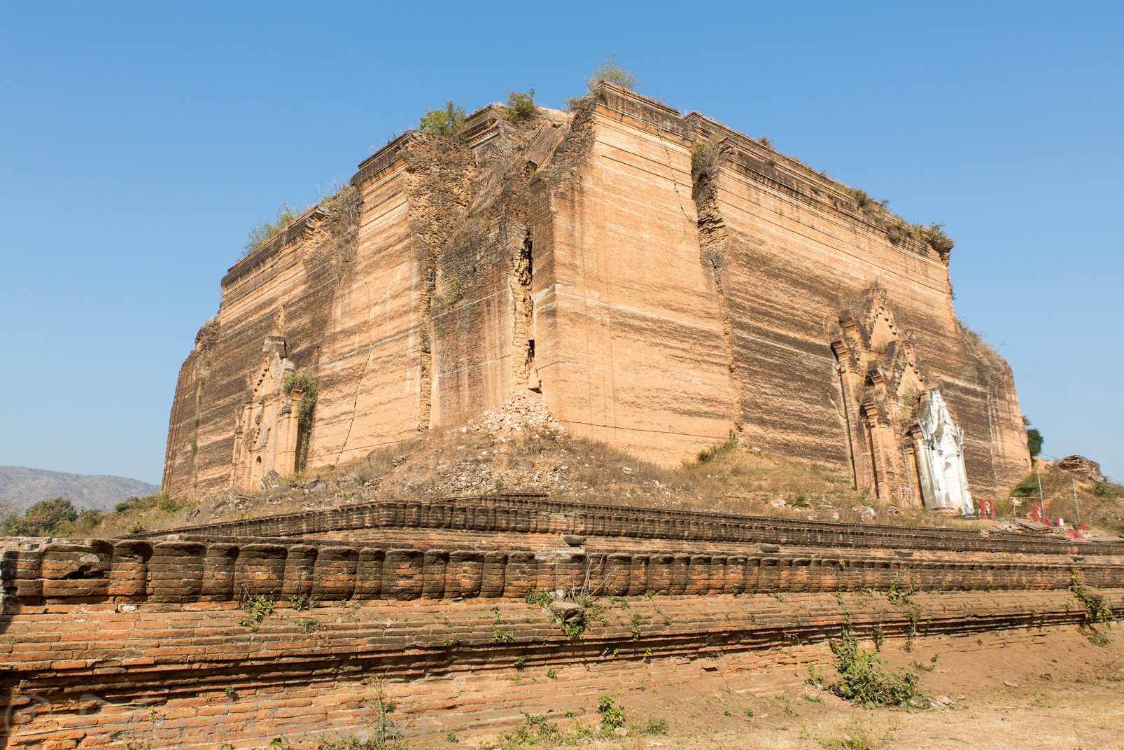 A Mingoun, la pagode Mantaragyi construite à la fin du 18ème siècle par le roi Bodawpaya. Ce fut un roi épris de gloire et de gigantisme mais il mourut avant la fin des travaux.