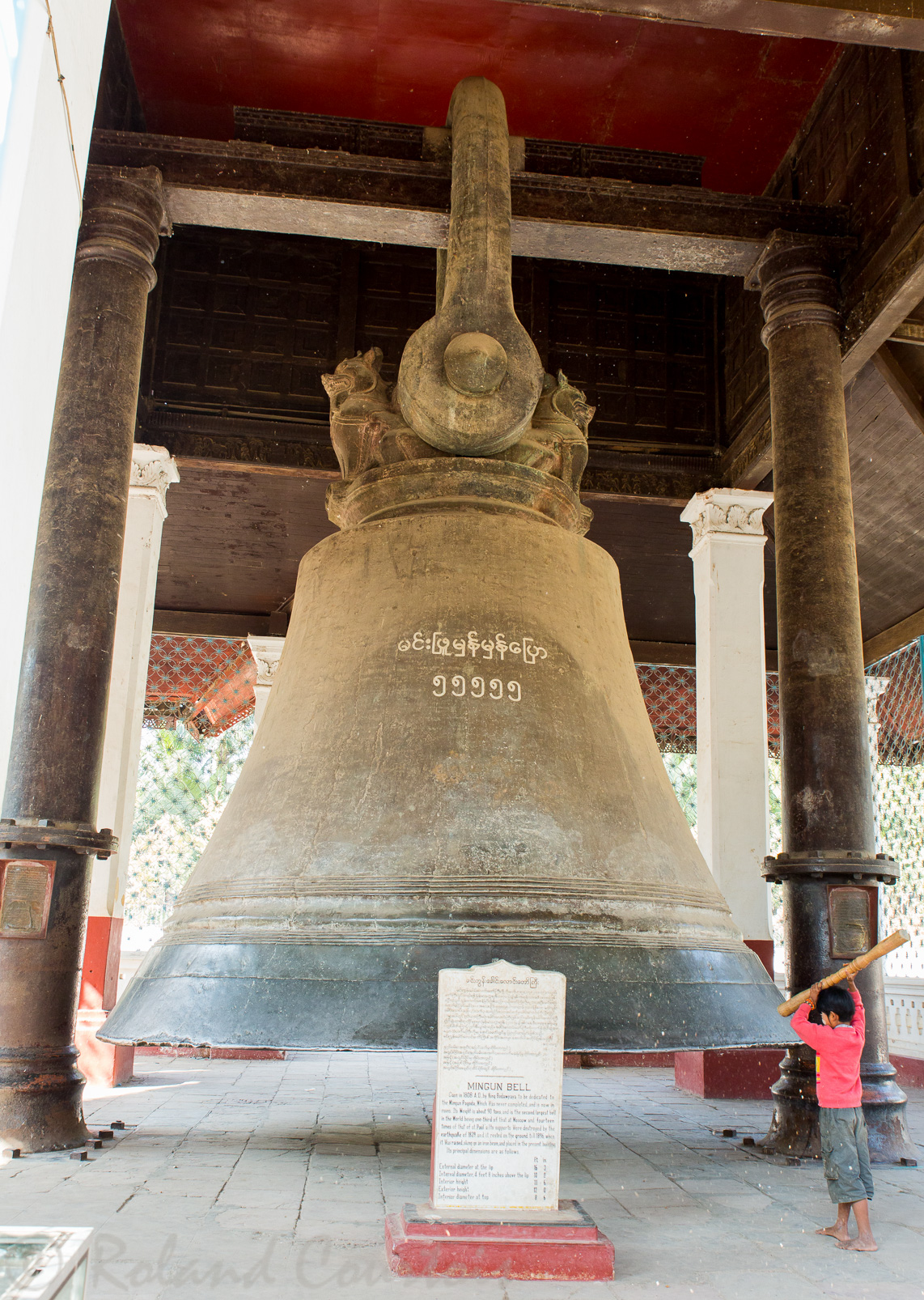 La cloche en bronze destinée à la pagode Mantaragyi est restée intacte. Avec ses 100 tonnes, elle est considérée comme la plus lourde au monde.
