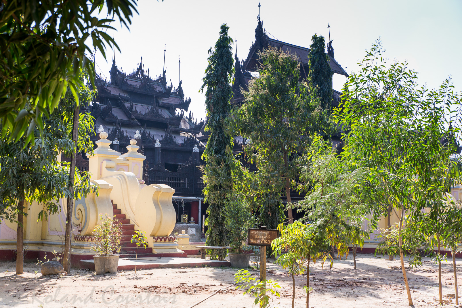 Le monastère Shwe Inbin  (1895) est un remarquable exemple de la sculpture traditionnelle sur bois de Mandalay.