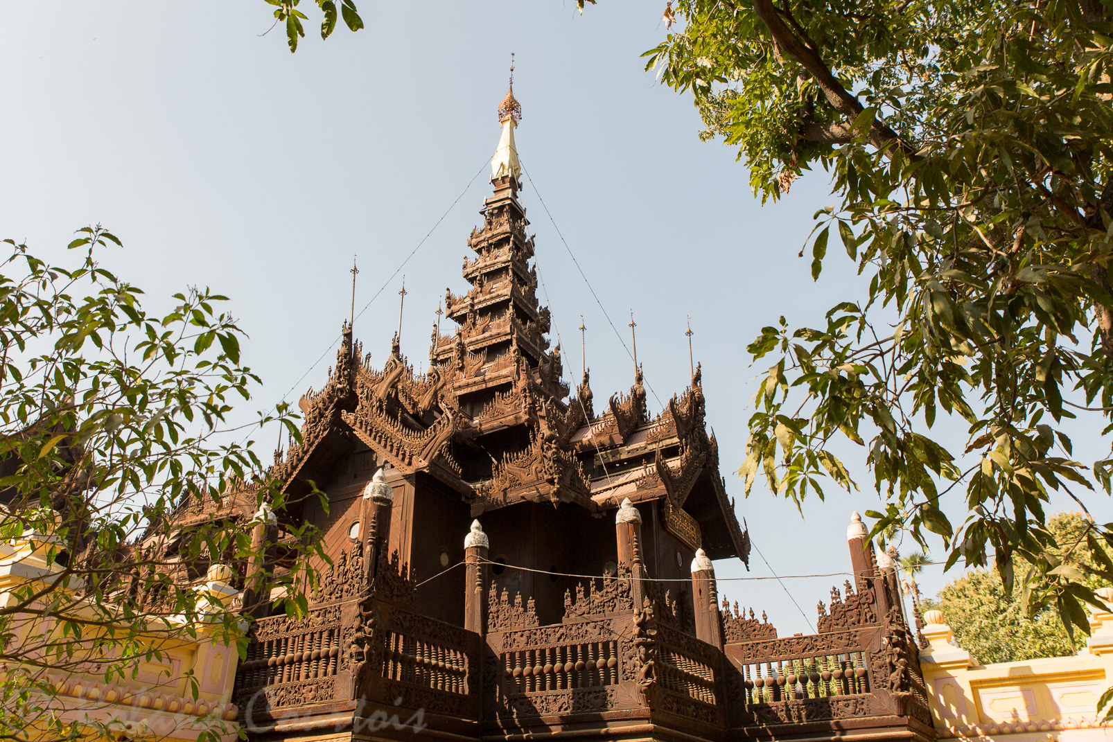 Le monastère Shwe-nan-daw-Kyaung  possède toutes les caractéristiques architecturales d’un monastère birman classique.