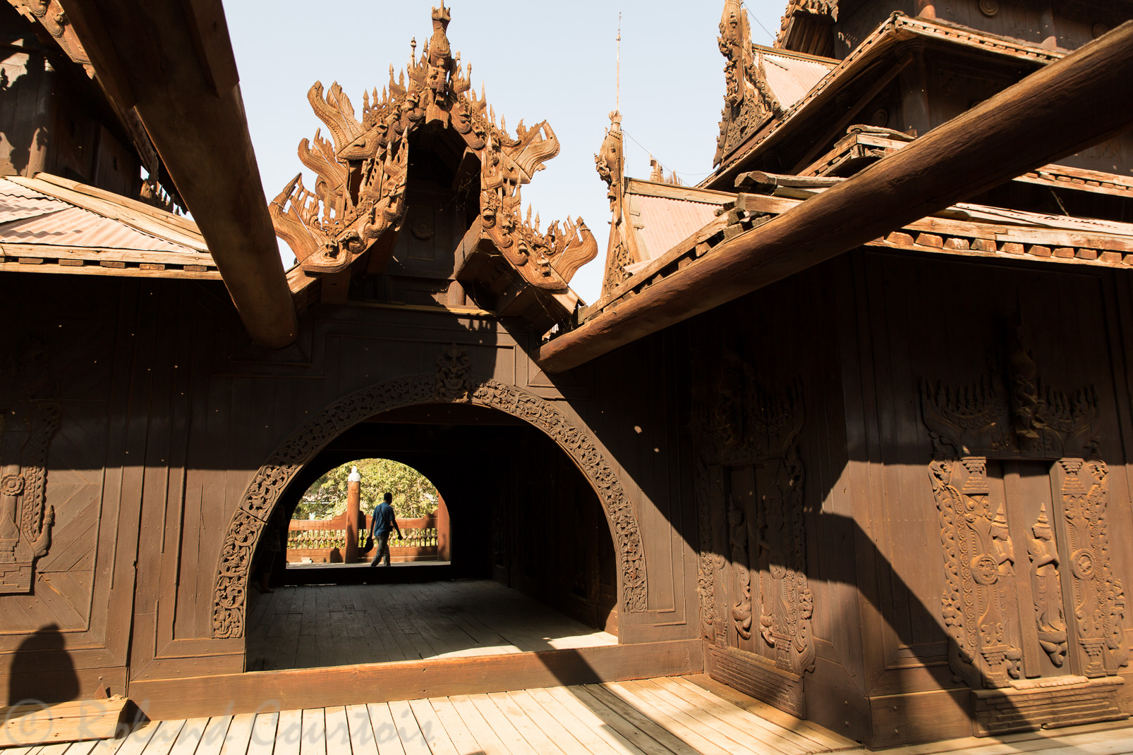 Le monastère Shwe-nan-daw-Kyaung est un remarquable exemple de la sculpture traditionnelle sur bois de Mandalay.