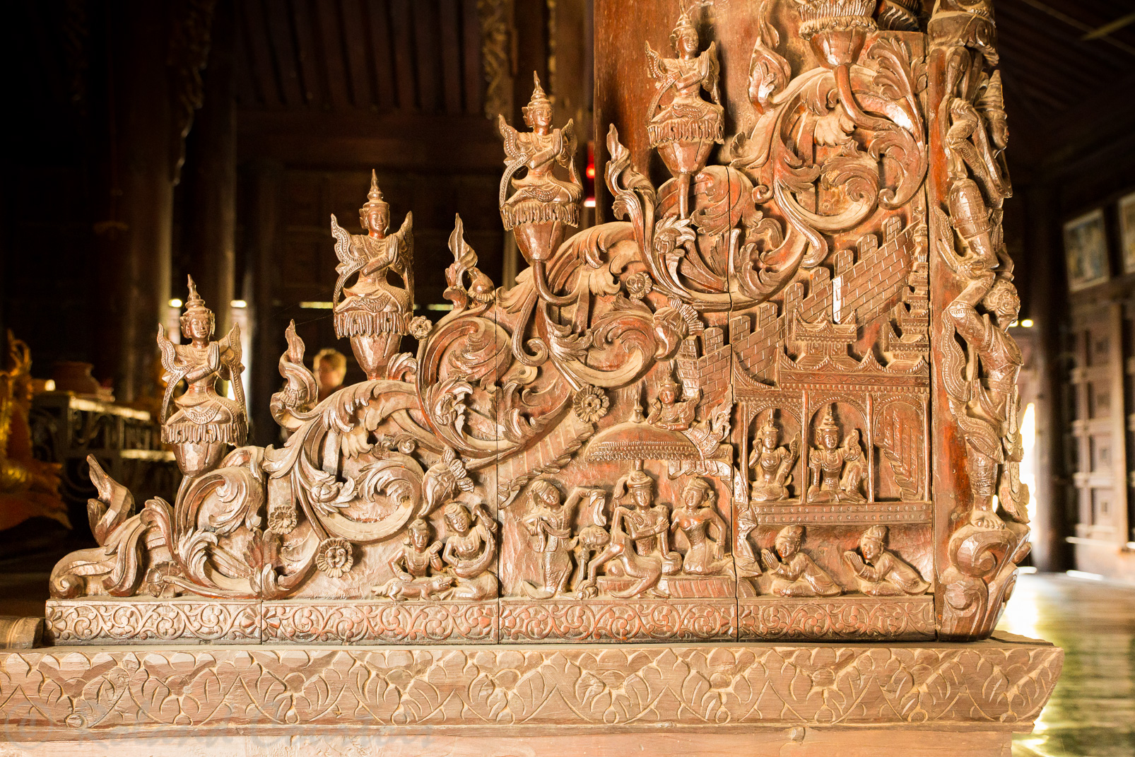 Monastère Shwe-nan-daw-Kyaung:  remarquable exemple de la sculpture traditionnelle sur bois de Mandalay.