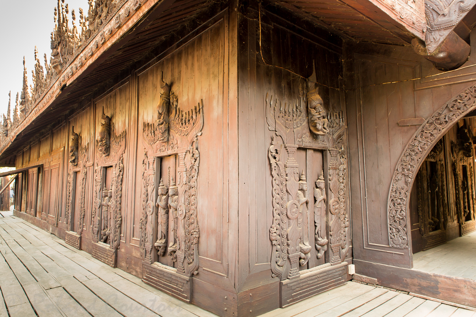 Monastère Shwe-nan-daw-Kyaung:  remarquable exemple de la sculpture traditionnelle sur bois de Mandalay.