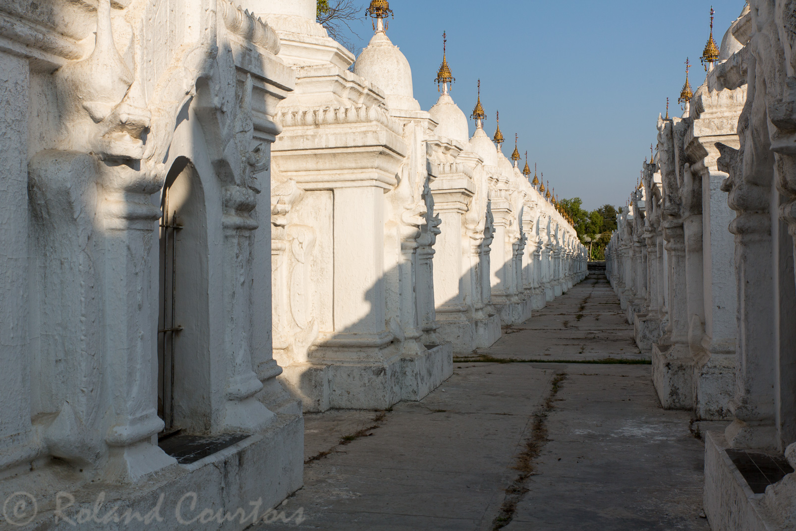Autour de la pagode Kuthodaw une série de stupas abrite 729 stèles de marbre gravées en Pâli représentant l'intégralité du canon bouddhique