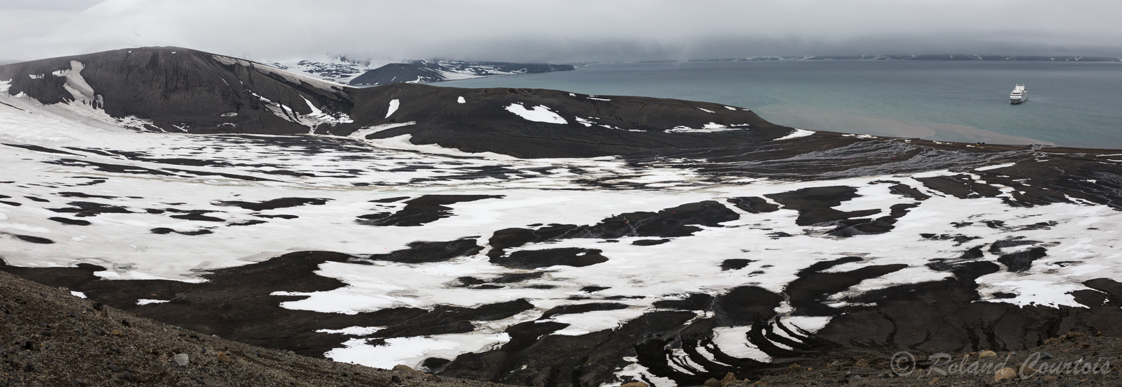 Vue sur la caldera depuis le bord du cratère secondaire.