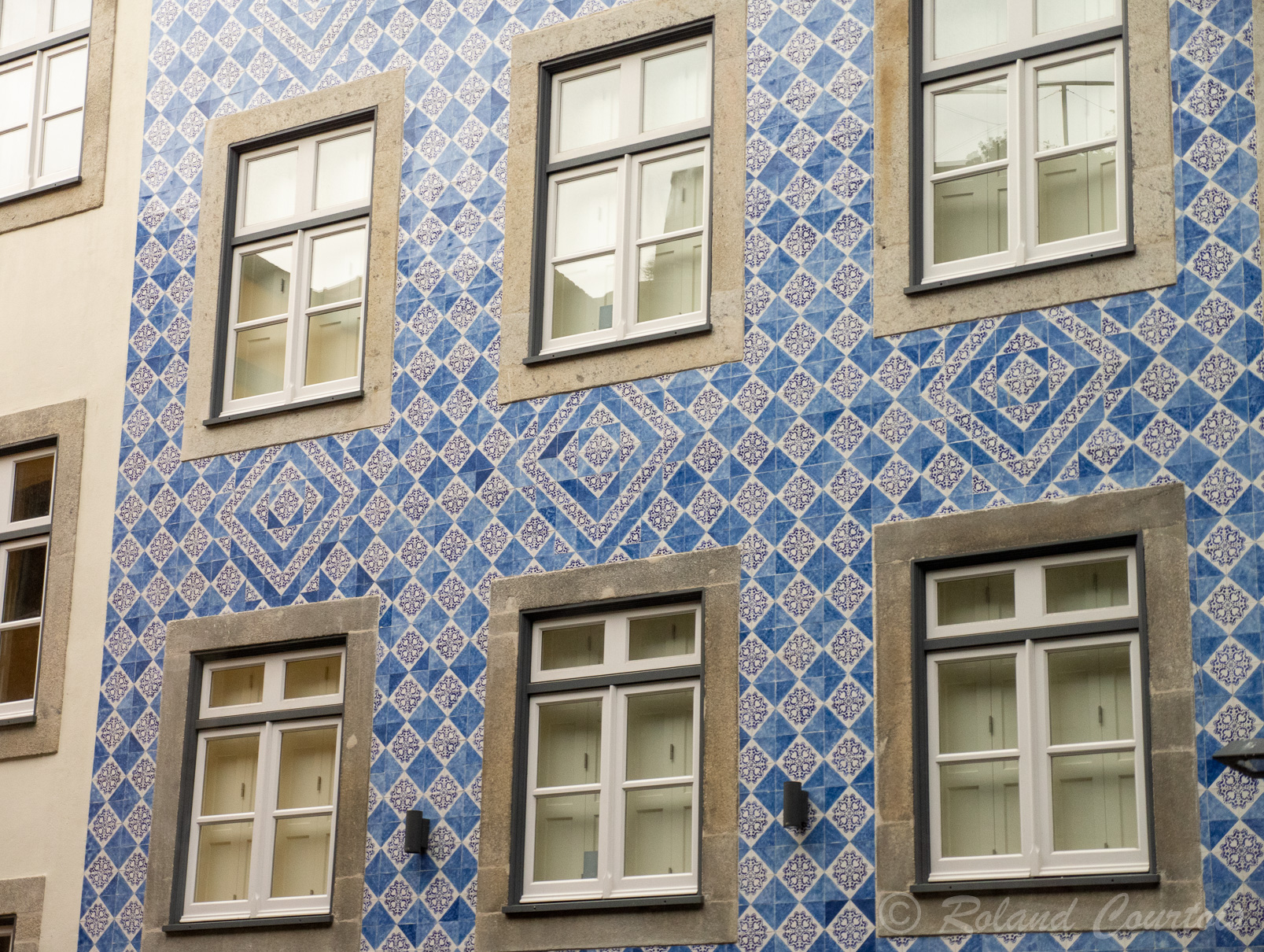 Facades couvertes d'azulejos.