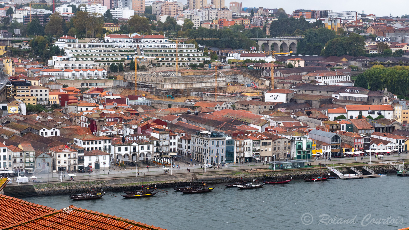 En face de Porto, Villa Nova de Gaia où ce concentre l'activité du vin de Porto.