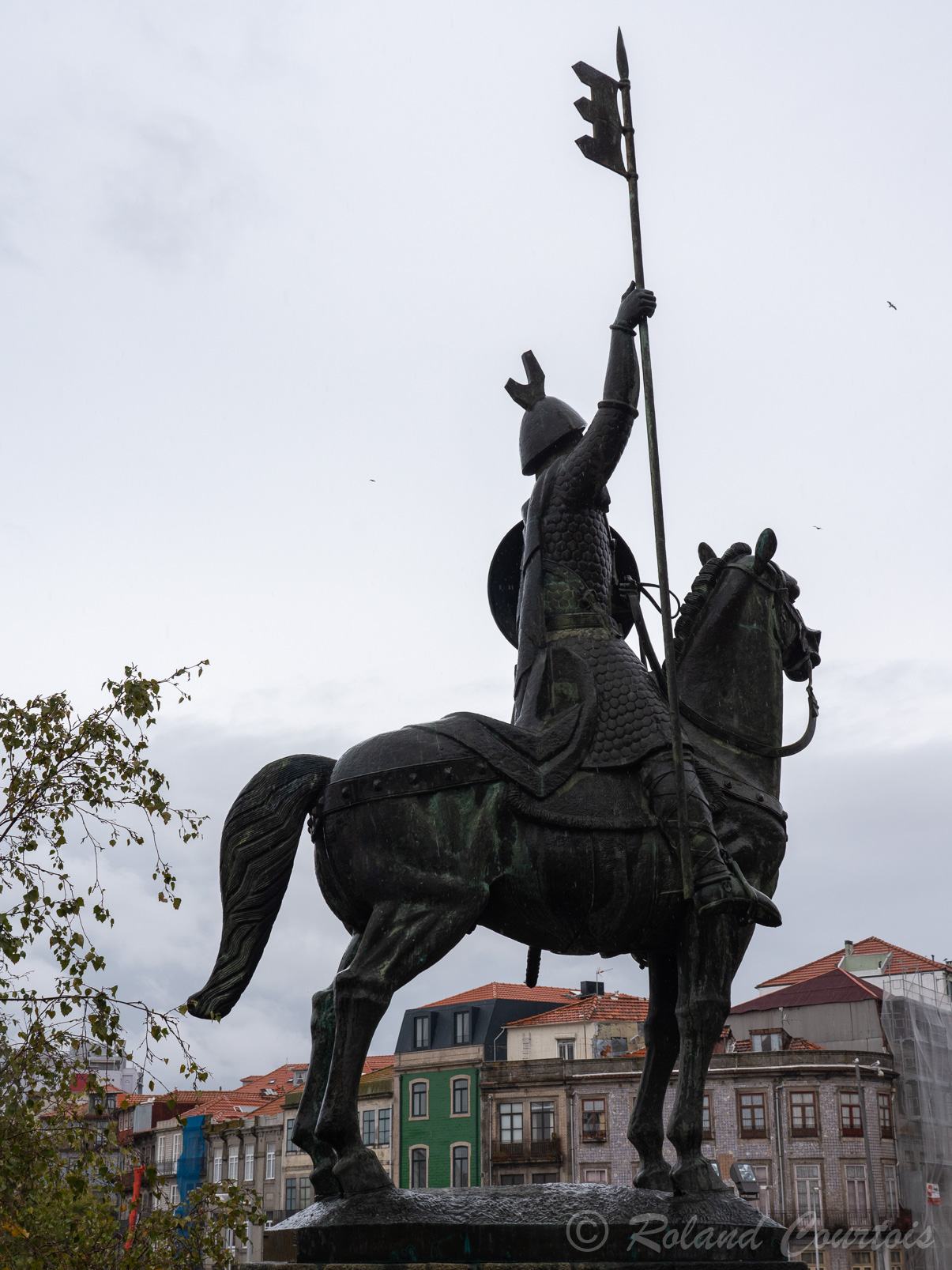 ..... statue de Vimara Perez,  820 – 873, (seigneur de guerre chrétien du royaume de Galice).